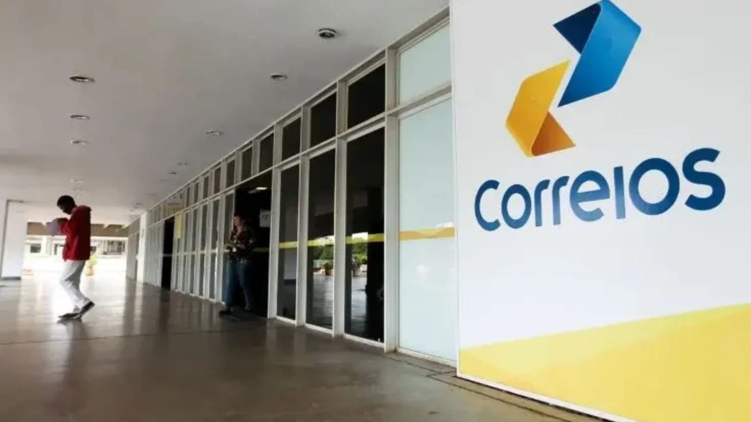 Trabalhadores dos Correios mantêm greve iniciada na noite de quinta (10)