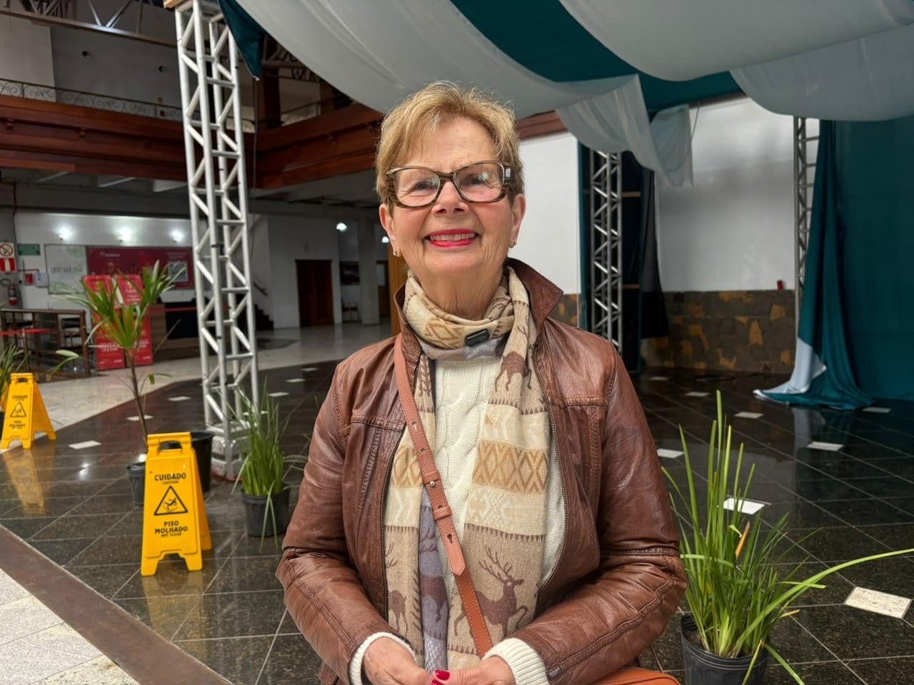 Idosos lotam filas no Expogramado em Gramado nas votações de domingo