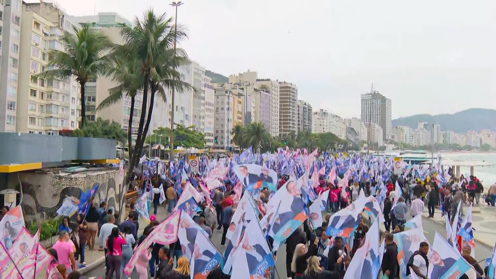 Augusto Cury faz ato em Copacabana; chegou às 11h25