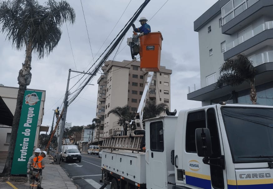 Ação de retirada de fios obsoletos ocorre nesta quinta-feira no centro de Farroupilha