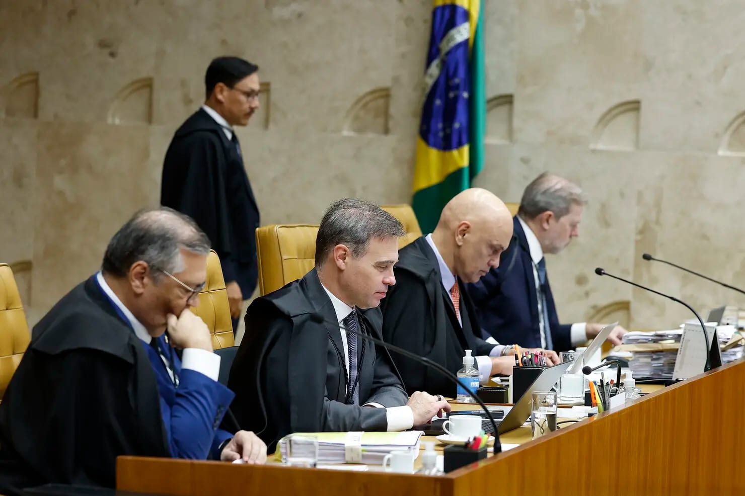 Moraes e Mendonça trancam o STF em crise sem solução previsível