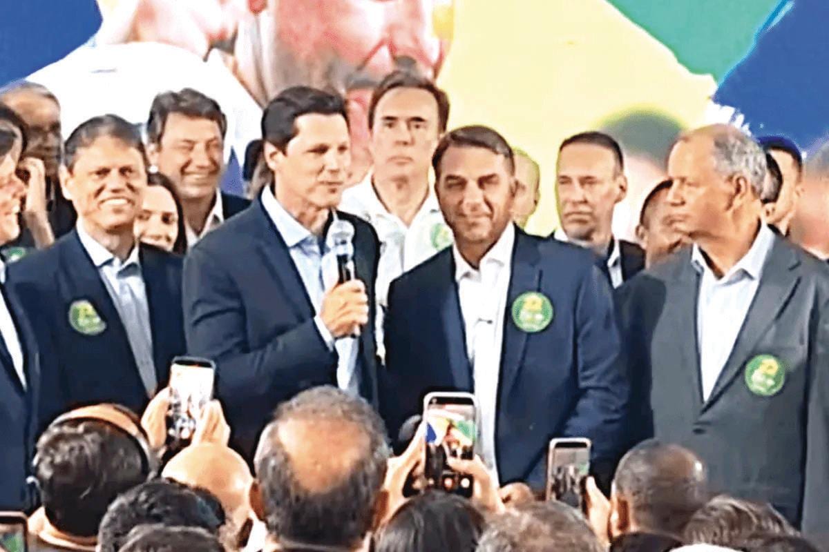 Daniel Vilela pede que Flávio Bolsonaro siga exemplos de Bolsonaro e Temer caso seja eleito