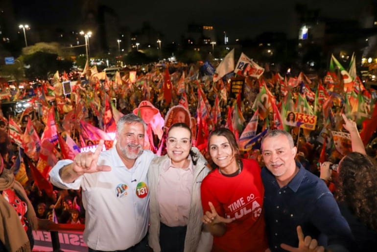 Caminhada 'Bora Lula com Pimenta' reúne milhares em Porto Alegre