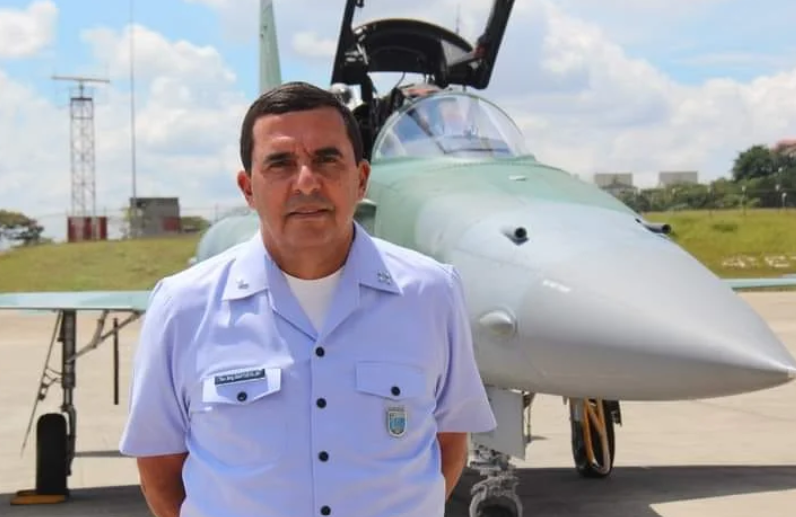 Ex-comandante da Aeronáutica publica livro sobre golpes e pressão militar