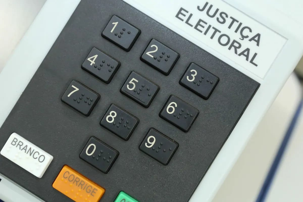 Urna é substituída no Rio Grande do Sul após ter as teclas "2" e "3" coladas