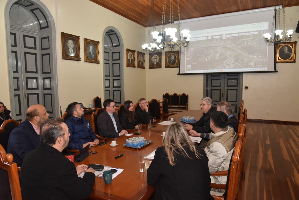 Prefeito de Santa Cruz recebe Selt para revisar duplicação da RSC‑287