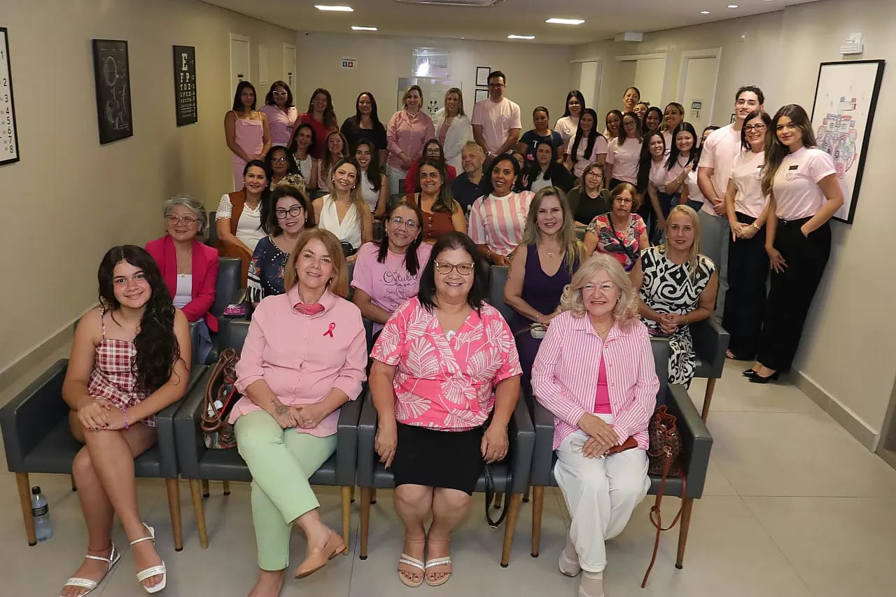 Hospital de Olhos Alto Tietê encerra Outubro Rosa e reúne mulheres em palestra com Larissa Ashiuchi