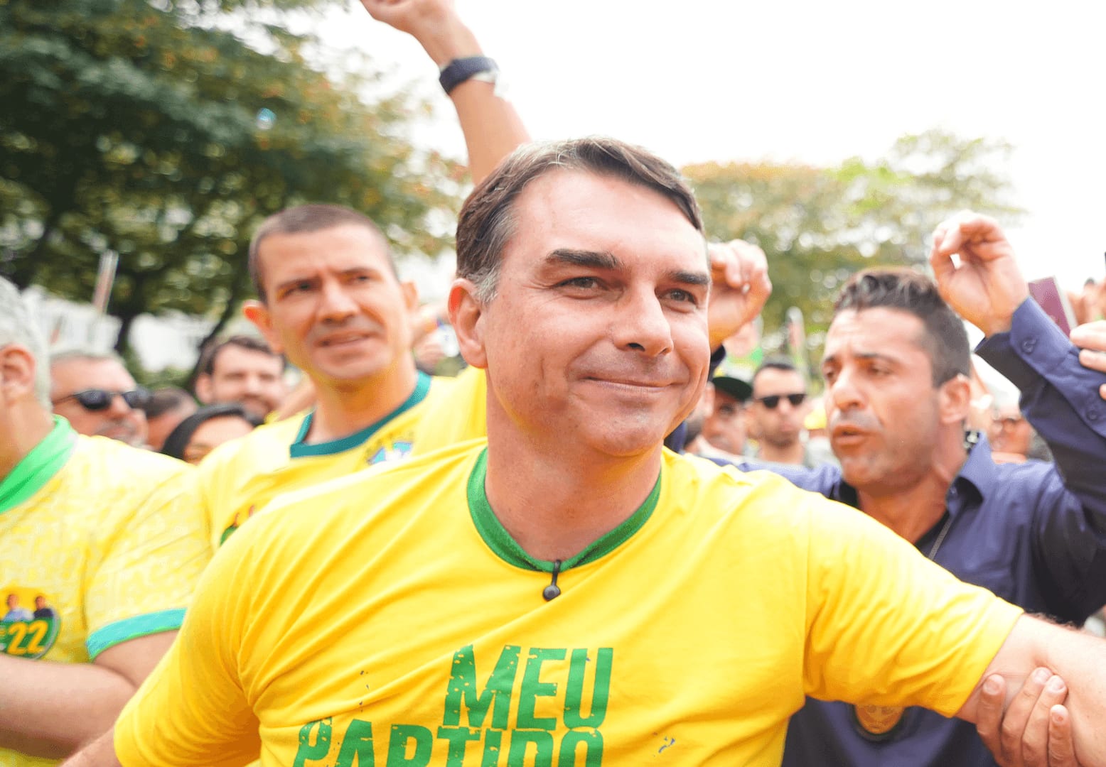 Flávio Bolsonaro se diz “o carioca mais nordestino” em motociata em Arapiraca