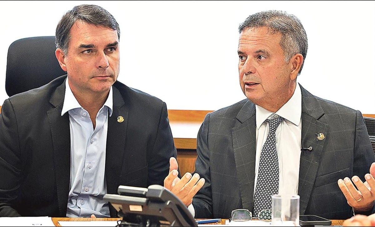 Proposta de Flávio Bolsonaro tira direito de folga, 13o salário, férias e demais conquistas