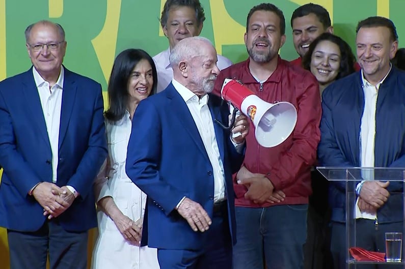 Em discurso após primeiro turno, Lula diz acreditar em vitória sobre Flávio Bolsonaro