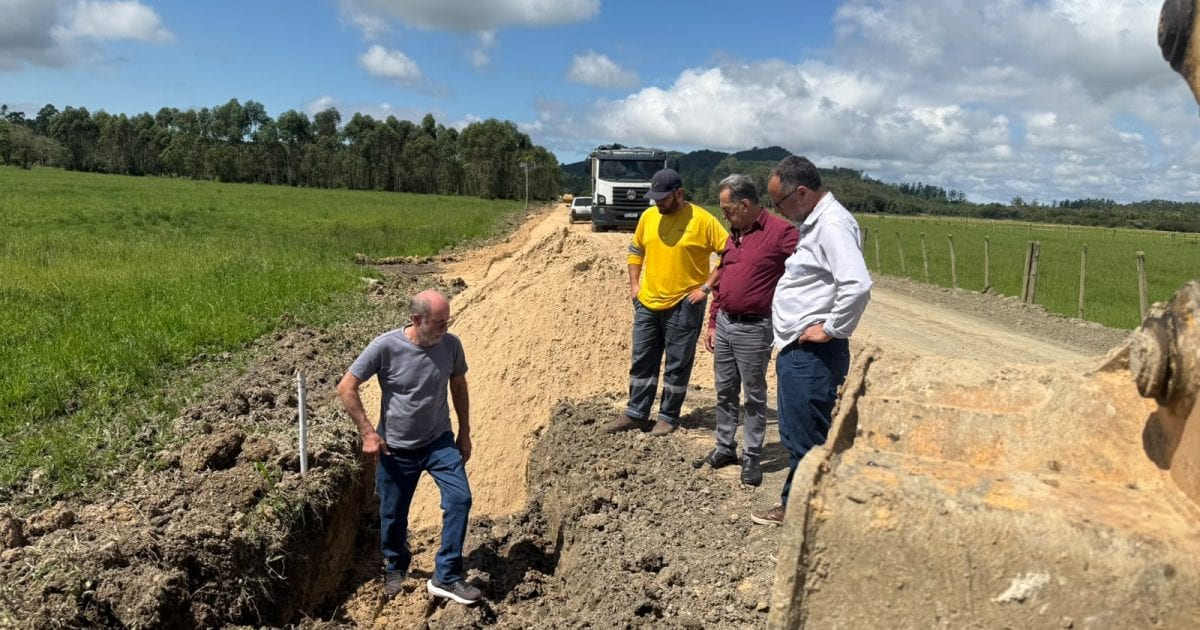 Prefeito de Maracajá visita obras de pavimentação em Espigão da Toca