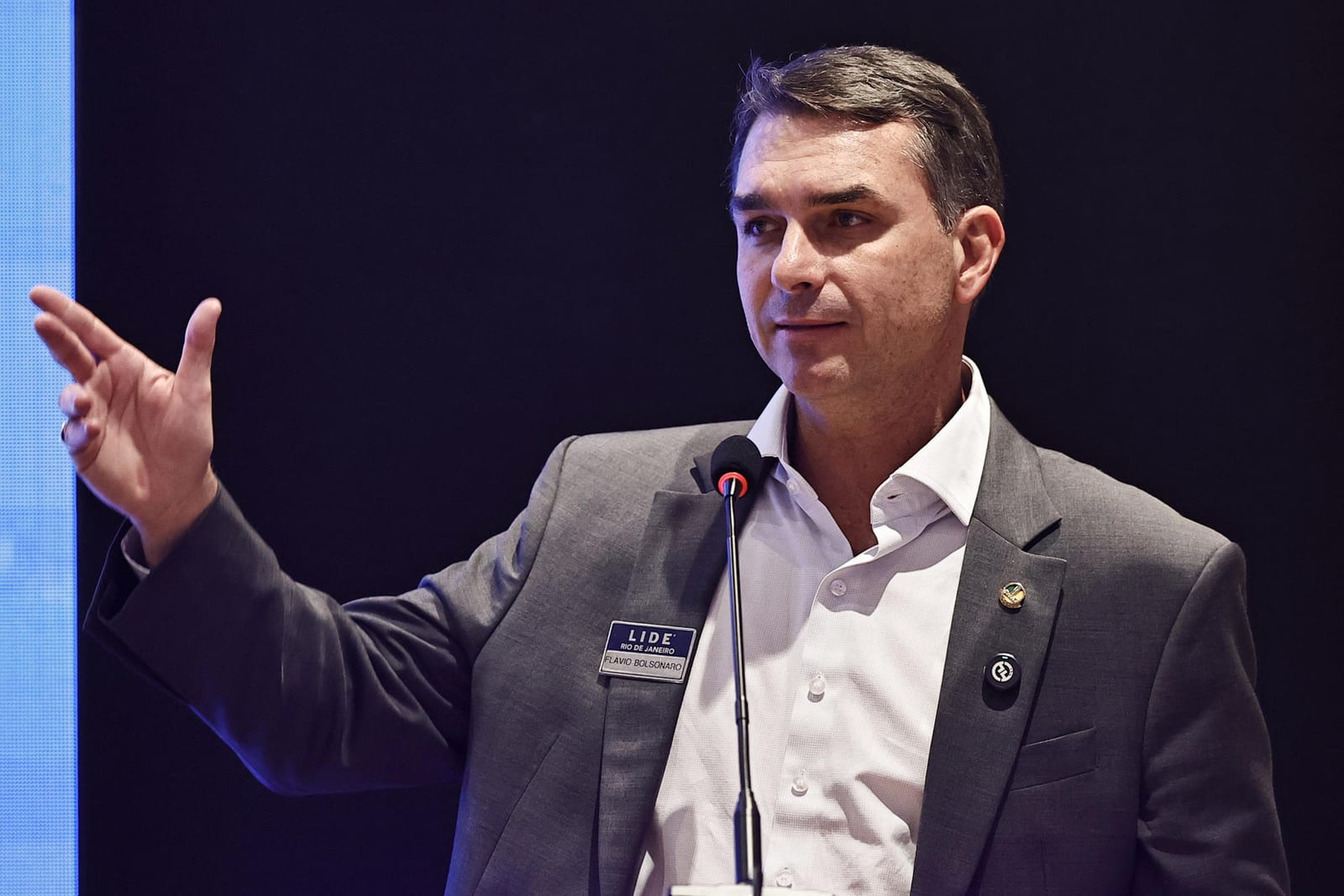 Flávio Bolsonaro diz ter sido intimado por PF a entregar passaporte