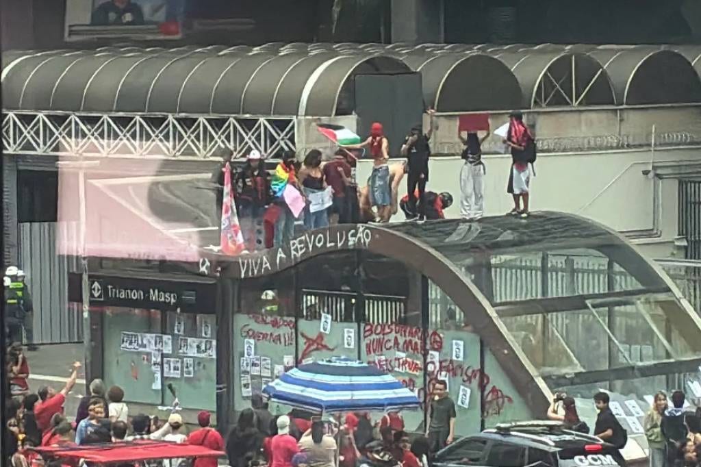Imagens mostram estação de metrô da avenida Paulista pichada durante manifestação pró-Lula