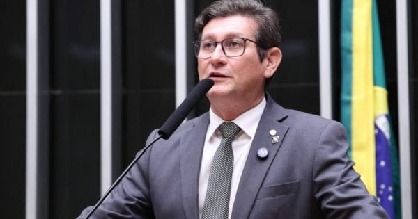 Comissão aprova regulamentação do porte de arma para empresários