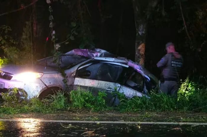 Mulher de 55 anos morre após perder controle do carro e bater contra árvore na RSC-377, entre Cruz Alta e Ibirubá