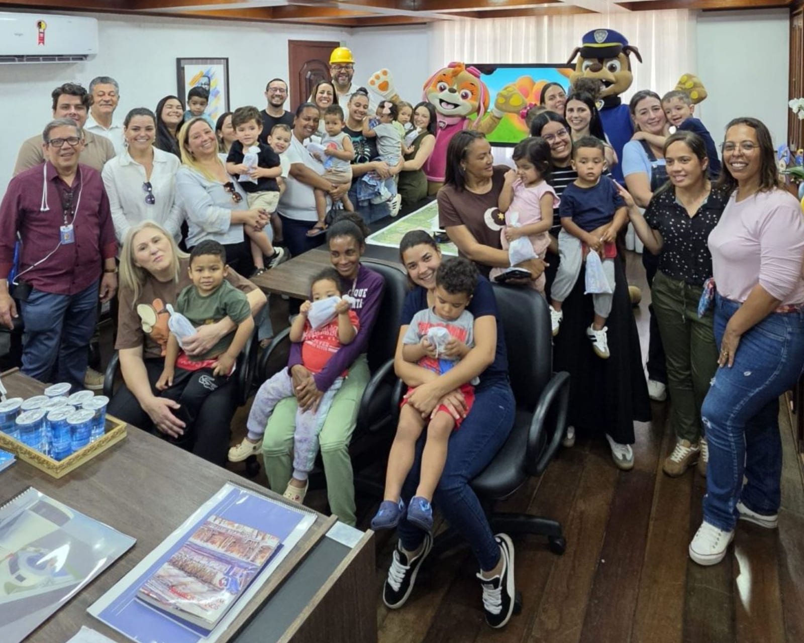 Crianças da Creche Lídia visitam gabinete do prefeito Saulo Souza em Poá