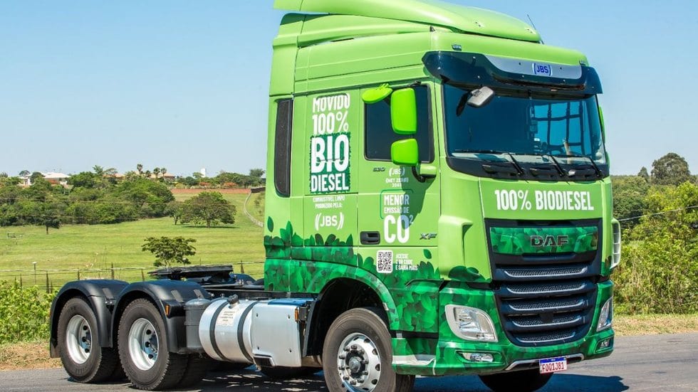 JBS atinge marco inédito com caminhão a B100 rodando meio milhão de km rumo ao Porto de Santos