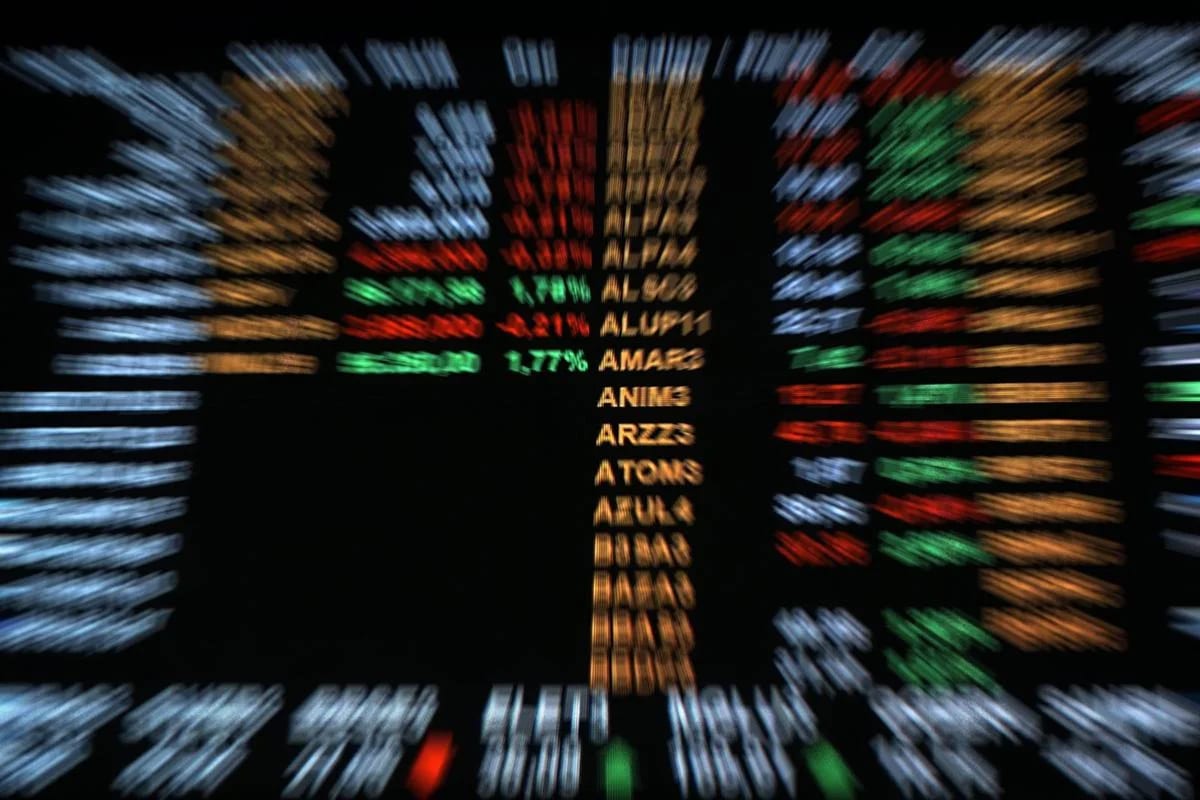 Bolsa abre em baixa após fim da escala 6 x 1 e expectativa por pesquisa