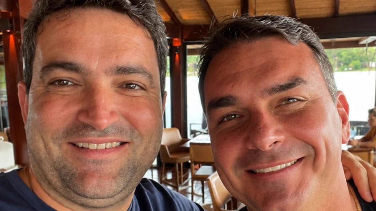 Flávio Bolsonaro é proibido de falar com Willer Tomaz e tem 24 horas para entregar passaporte