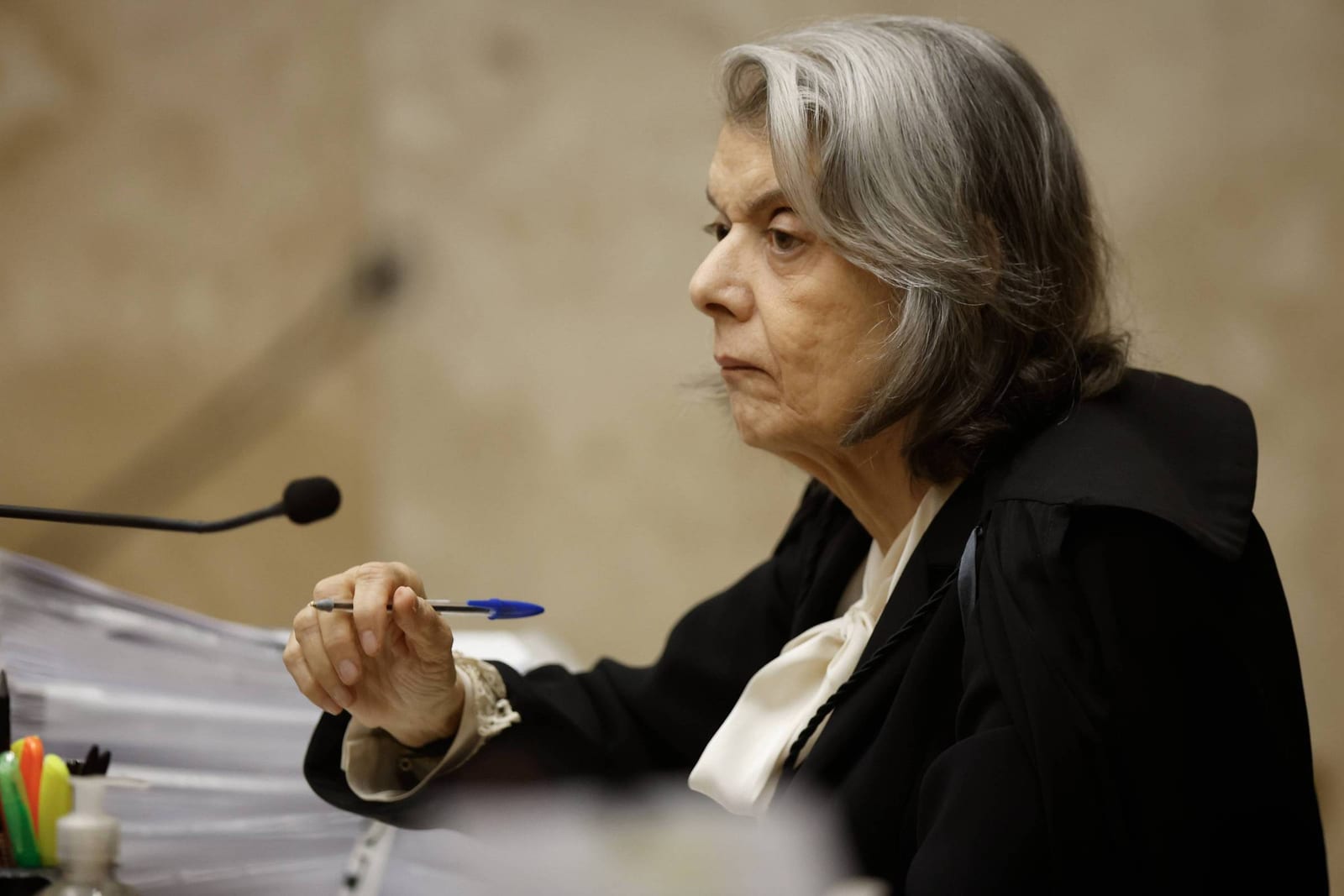 Cármen Lúcia vê erros em Moraes e Mendonça e ainda não decidiu apoio