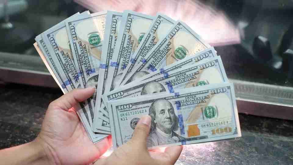 Dólar despenca 4,4% após eleição e volta a ficar abaixo de R$ 5