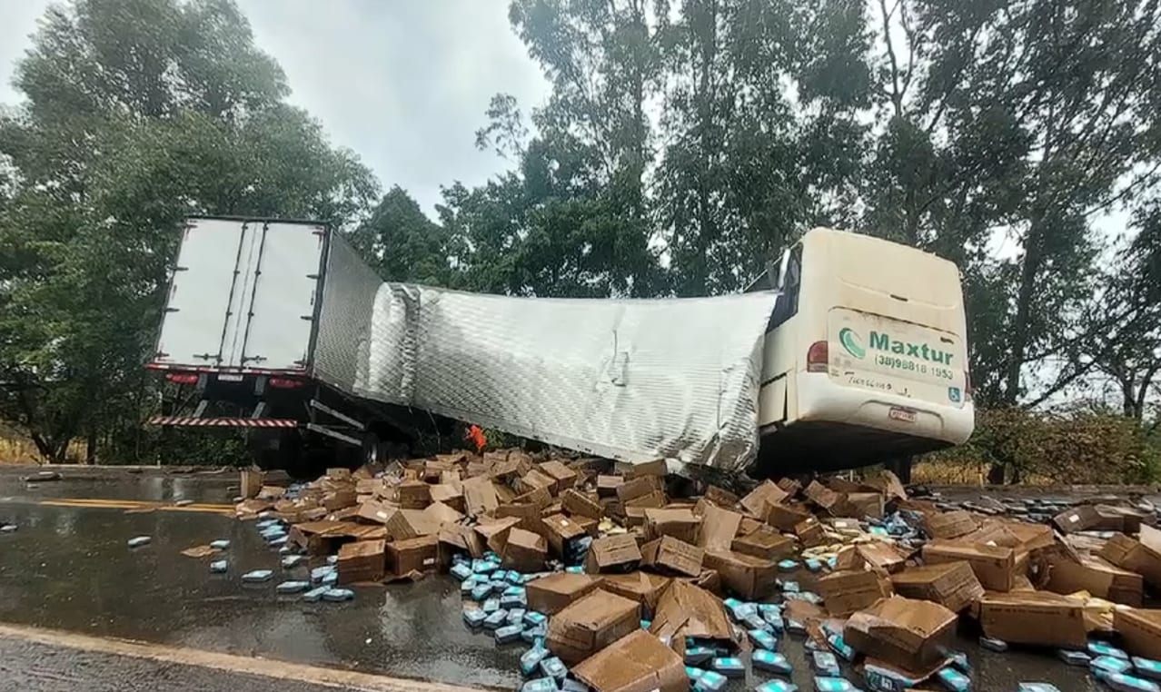Sobe para dois o total de mortes em acidente entre ônibus e carreta na BR-040/MG, em Três Marias