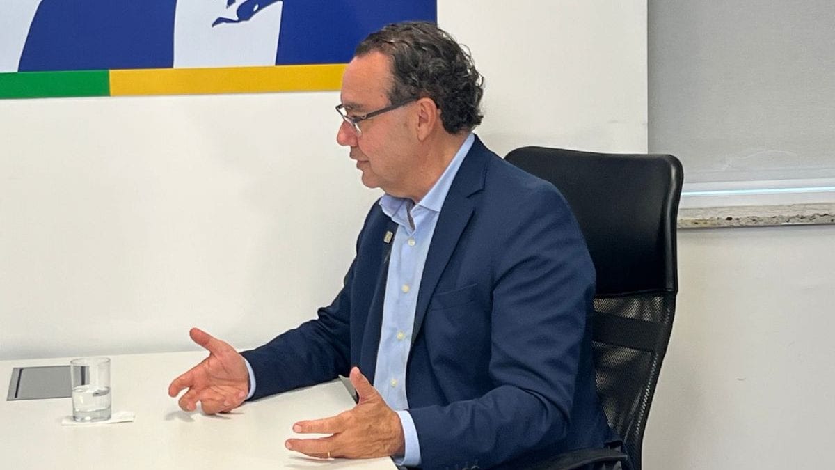 Cury promete aumentar salário mínimo em 50% em quatro anos e revisar 50 mil cargos comissionados para cortar gastos no g