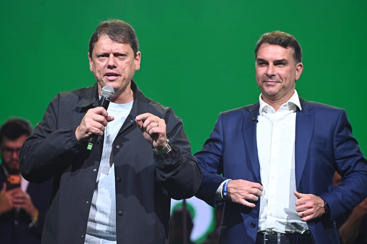 Tarcísio diz 'entender indignação' de Flávio após carta golpista, mas que caminho é 'respeitar o resultado das urnas'