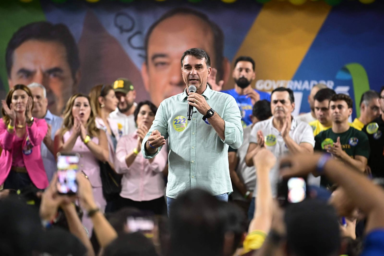 Flávio vai a ato em BH, acena a Cleitinho e diz que esperou 'até o último minuto'