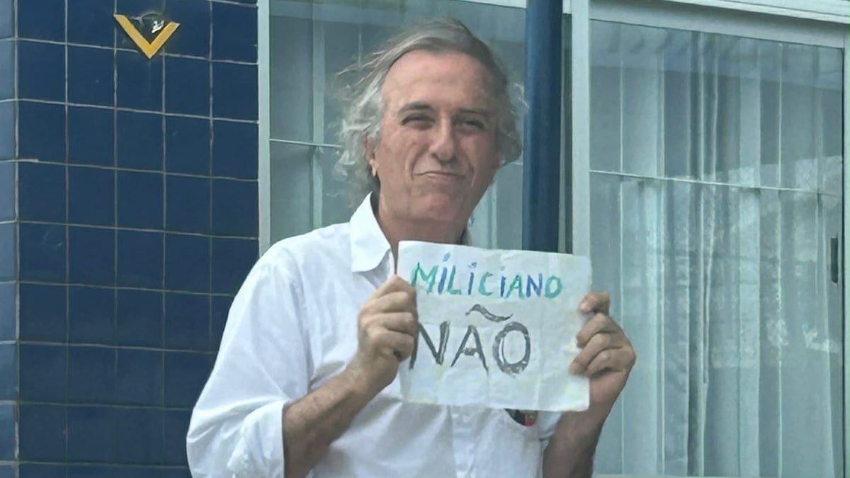 “Miliciano não”: homem leva cartaz à escola de votação e é abordado por boca de urna em Florianópolis