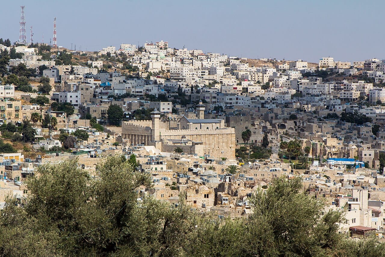 Palestinos acolhem famílias expulsas por Israel às vésperas de eleições