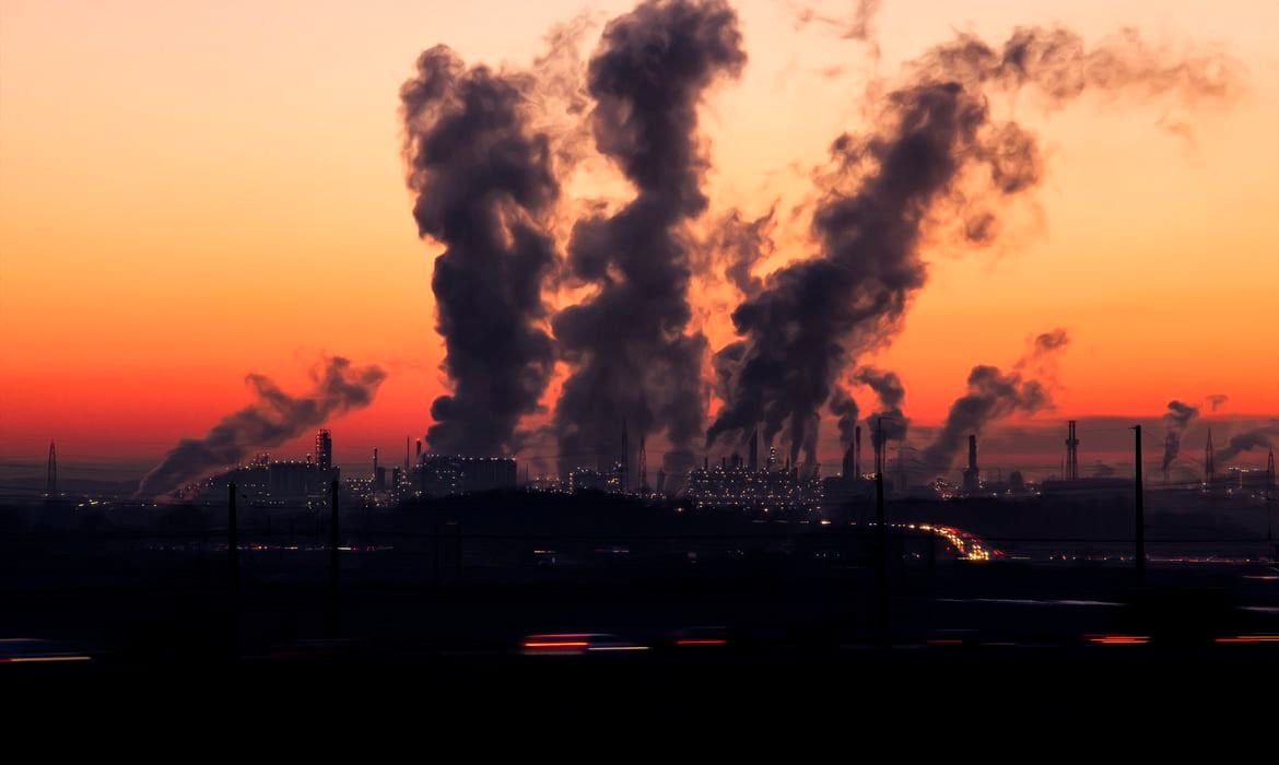 "Incendiando o planeta e cobrando de nós pelos extintores": Super-ricos poluem mais e lucram com desastre climático, diz