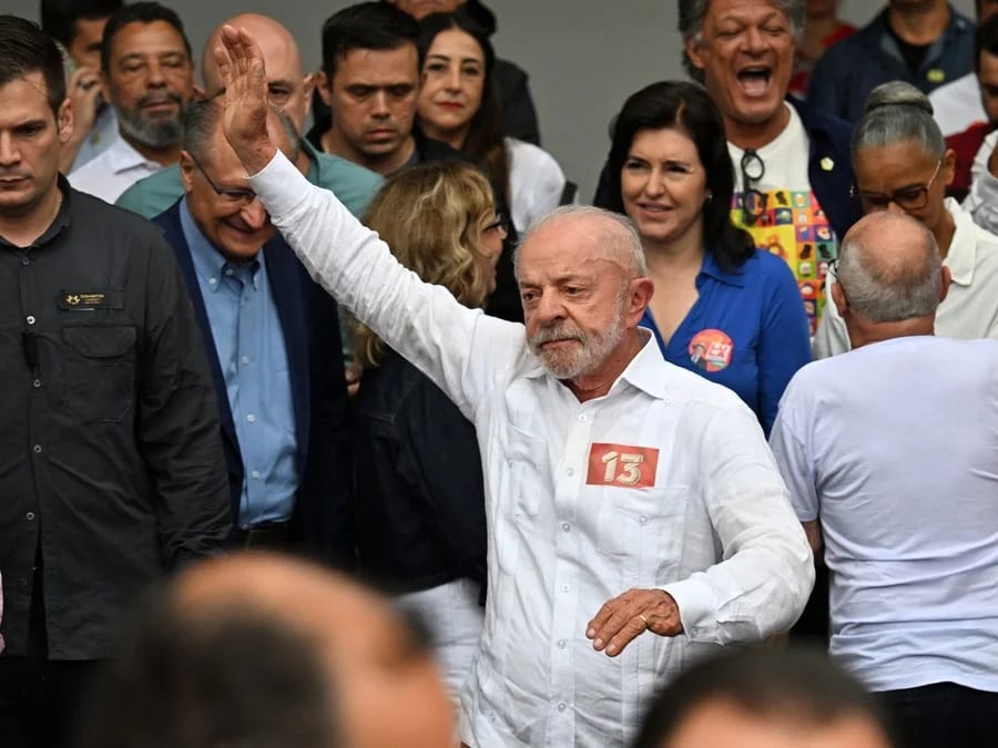 Bolsa brasileira suspende negociações por 30 minutos e dólar dispara no primeiro pregão após reeleição de Lula