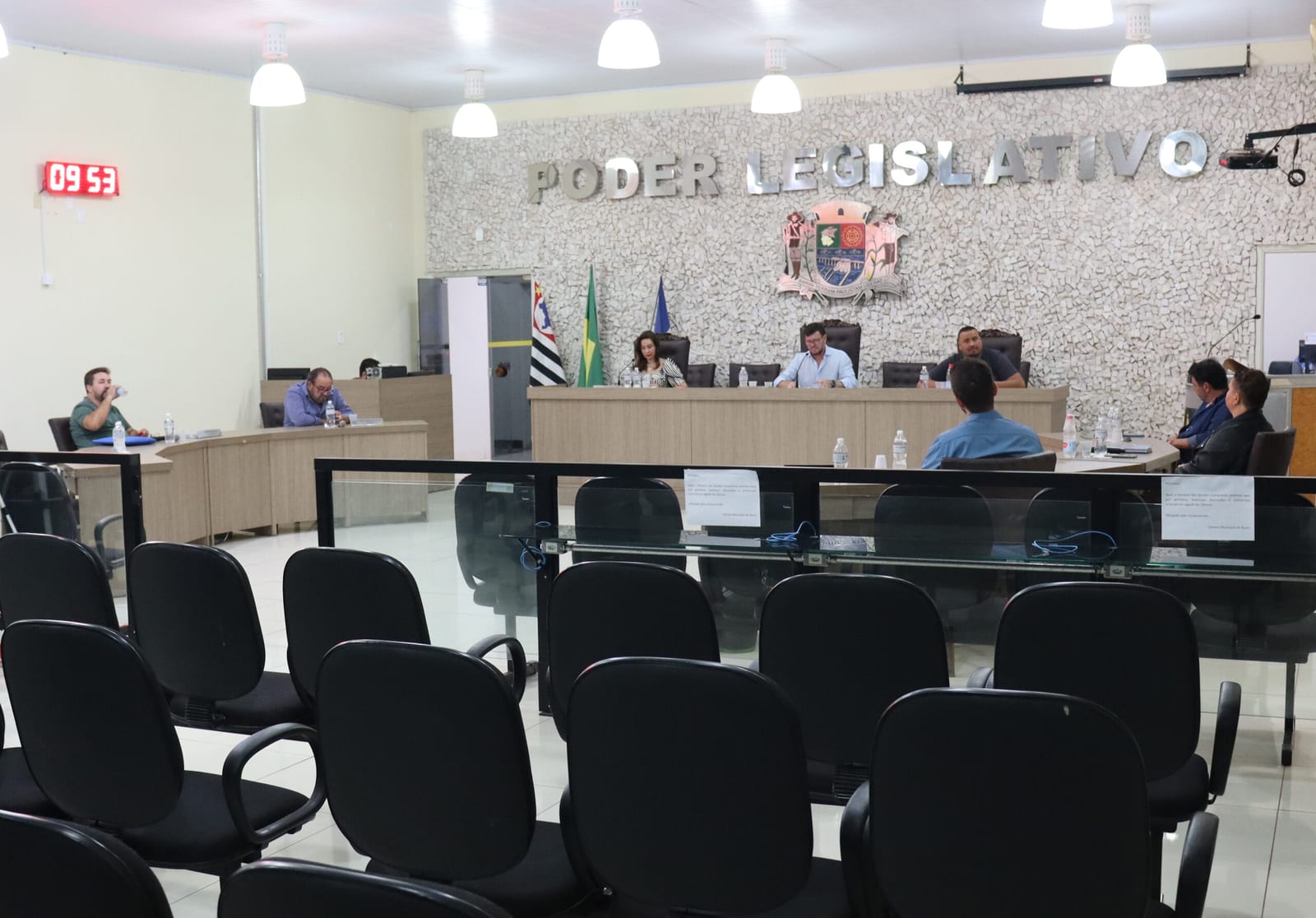 Legislativo aprova novo horário: bares e restaurantes atendem das 8h à 1h
