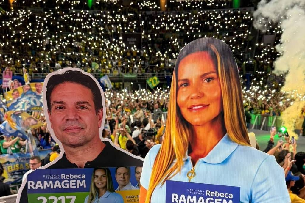 Rebeca Ramagem faz campanha com totens nas ruas do Rio