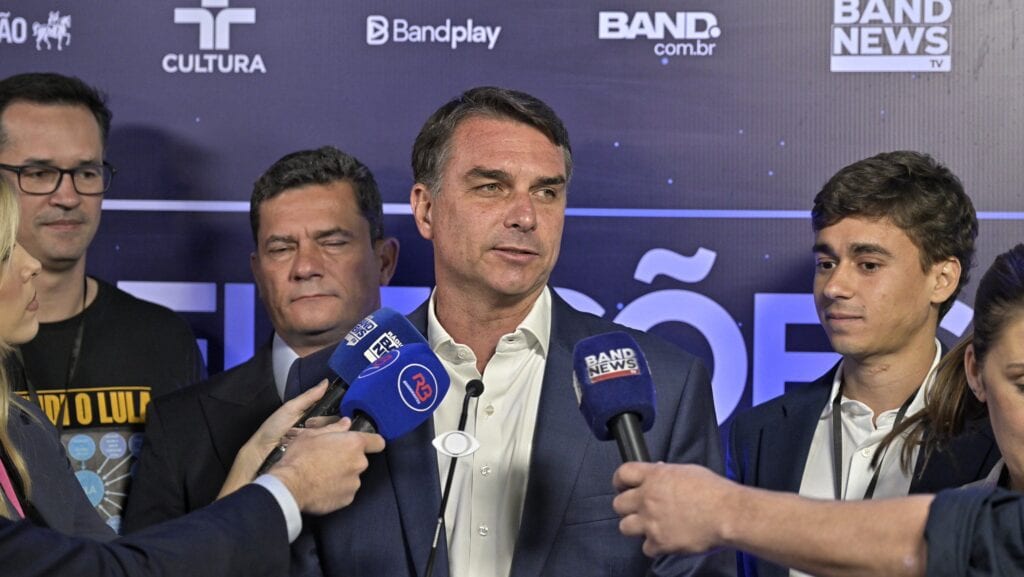 Plano para deixar o Brasil já era articulado por aliados de Flávio Bolsonaro, diz Bela Megale