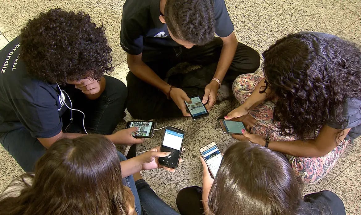 Pesquisa aponta que 82% dos brasileiros rejeitam o uso de celulares por crianças de até três anos
