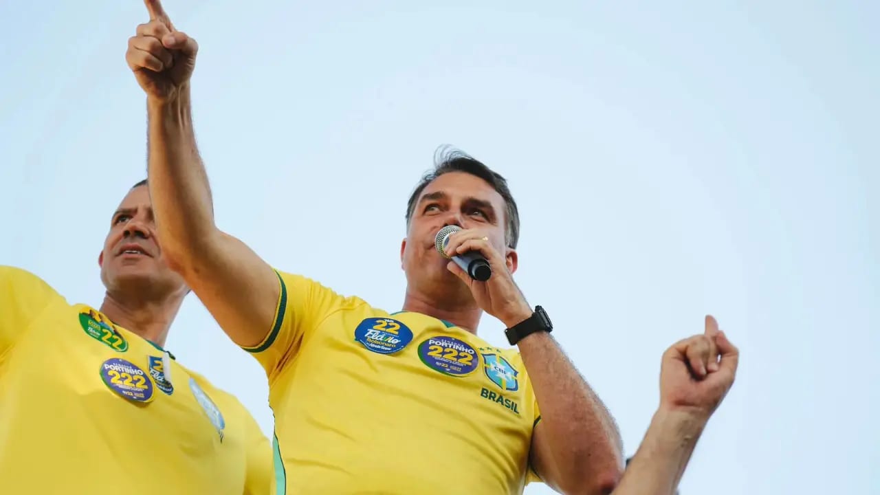 Flávio Bolsonaro diz estar “muito feliz” após ir ao 2º turno