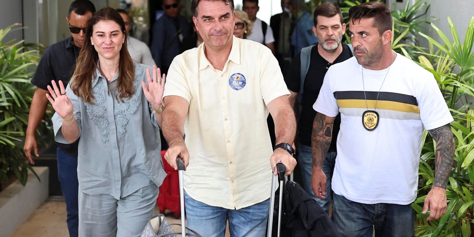 Flávio Bolsonaro ruma aos EUA em meio a controvérsias pós-eleitorais