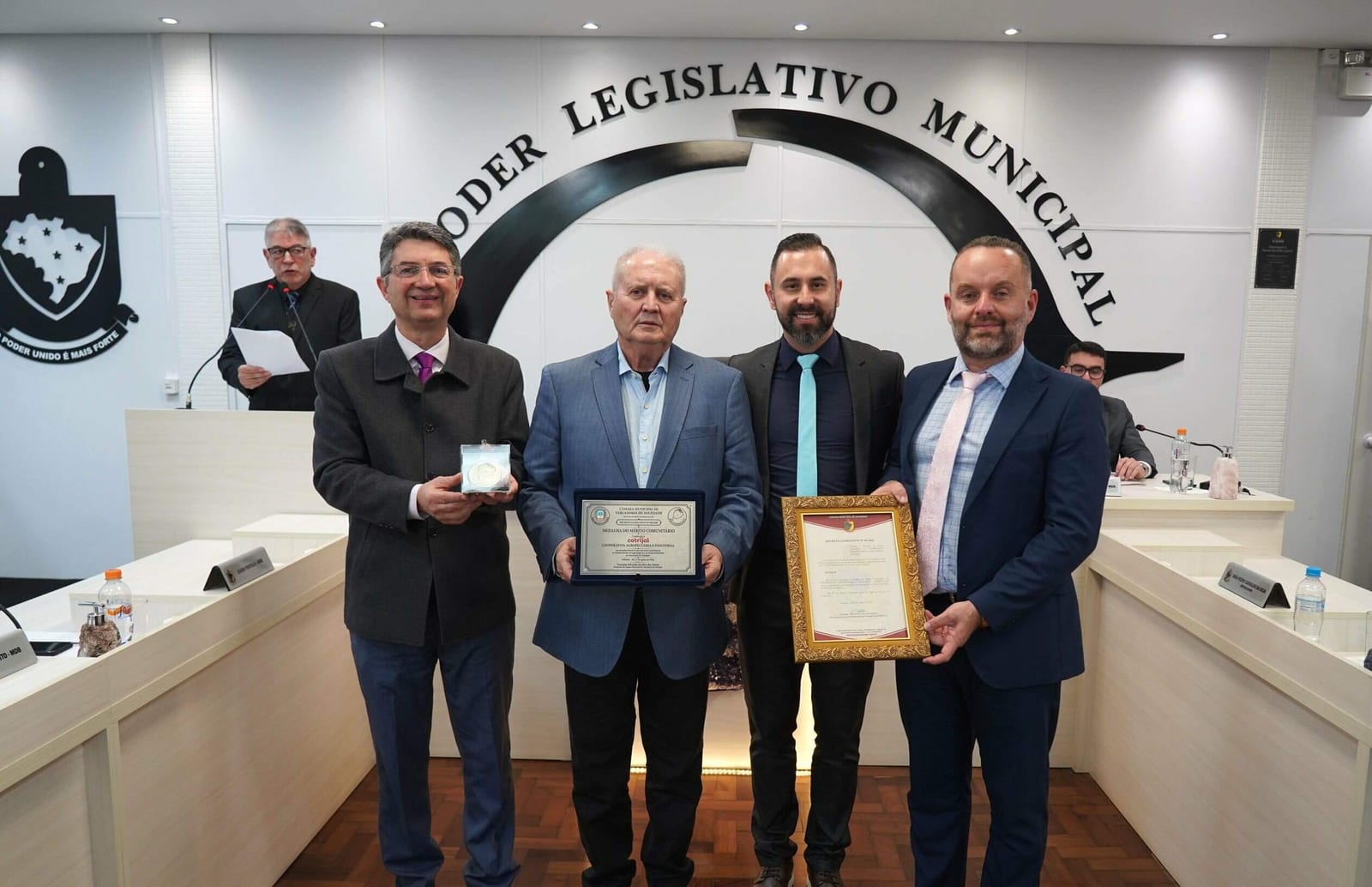 Cotrijal recebe Medalha Comunitária