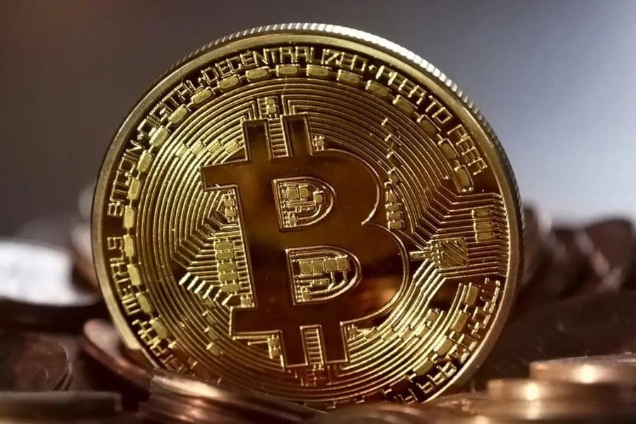 Bitcoin testa US$ 80 mil e enfrenta pressão de ETFs e juros elevados