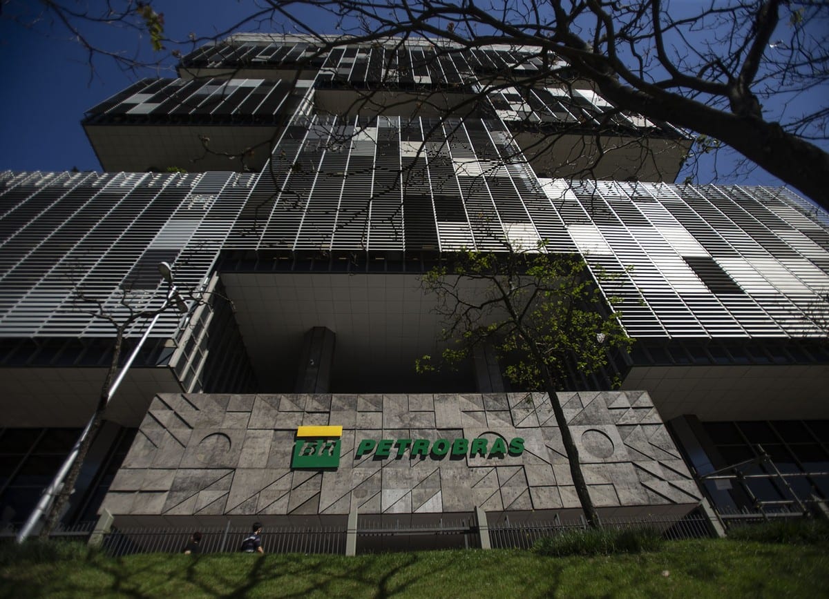 Petróleo recua com sinais de exportações pelo Estreito de Ormuz, apesar de impasse EUA-Irã