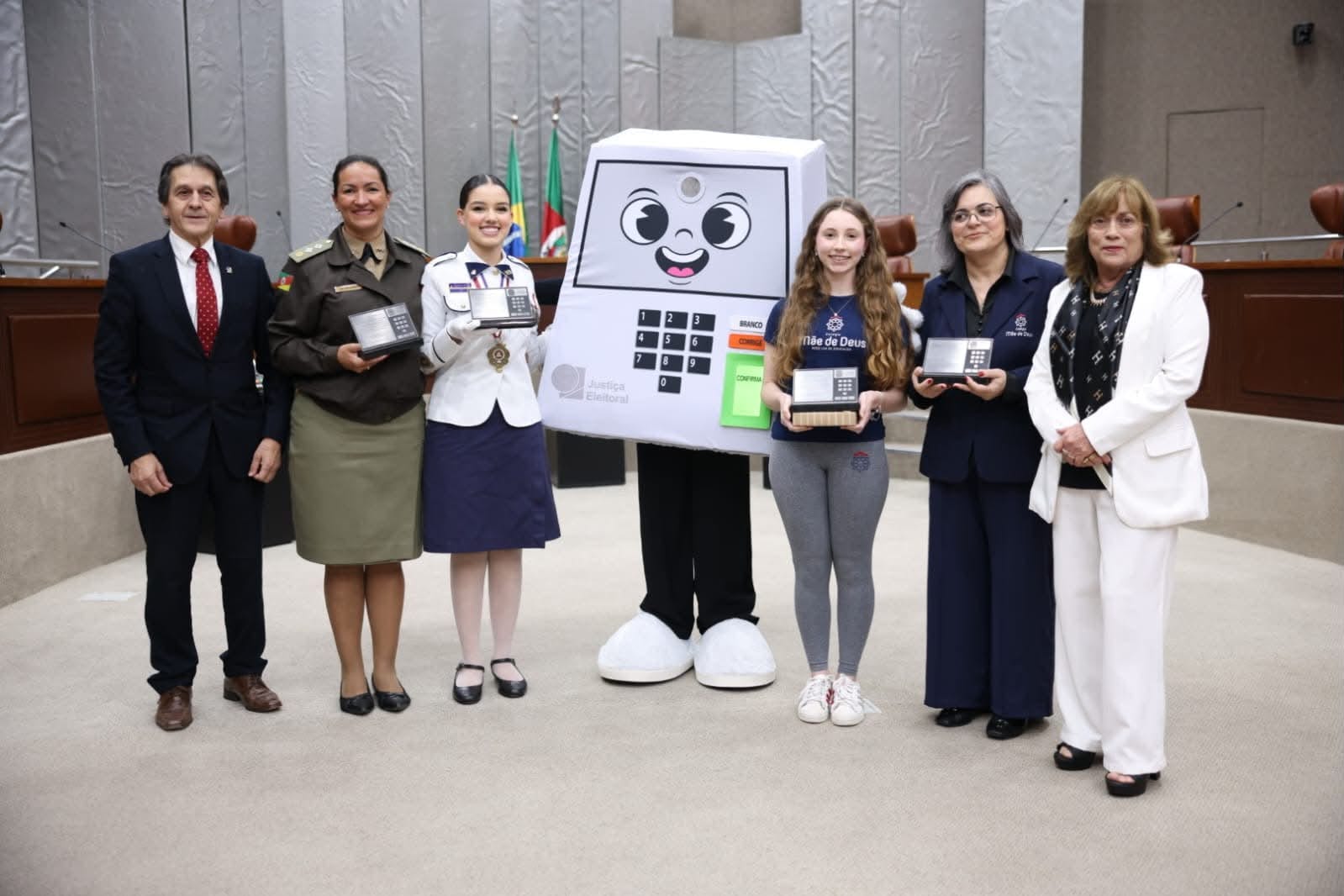 TRE-RS premia vencedoras do concurso de redação “Voto Consciente, Futuro Presente”
