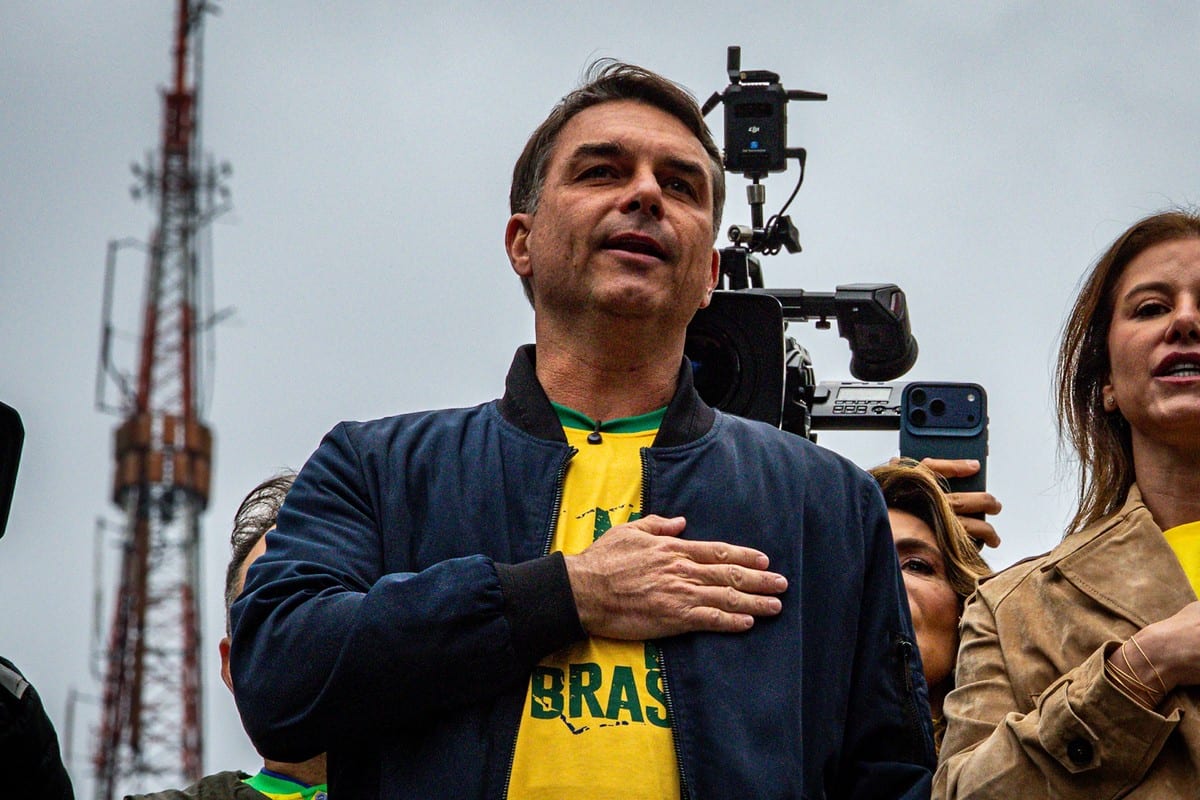 Em vídeo, Flávio Bolsonaro afirmou que não sairia do país e entregaria seu passaporte à PF