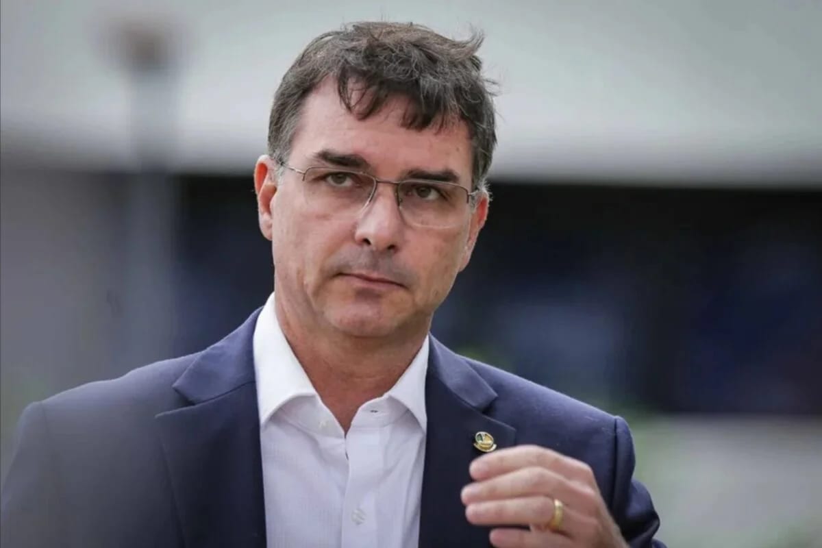 Flávio propõe impedir parentes de até 3º grau de advogar no tribunal do juiz