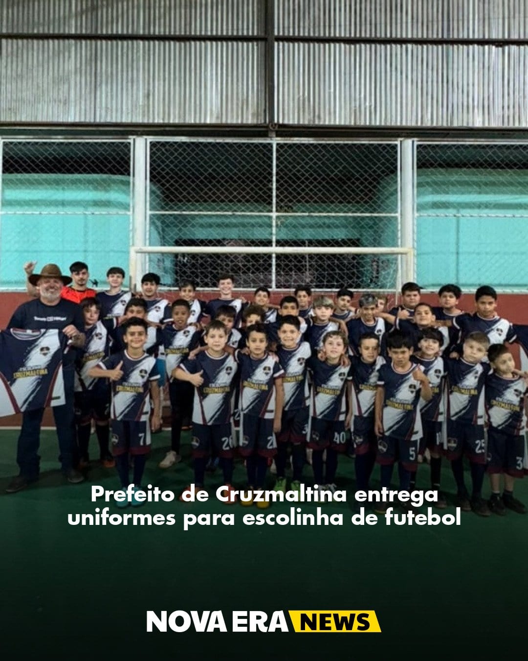 Prefeito de Cruzmaltina entrega uniformes para escolinha de futebol