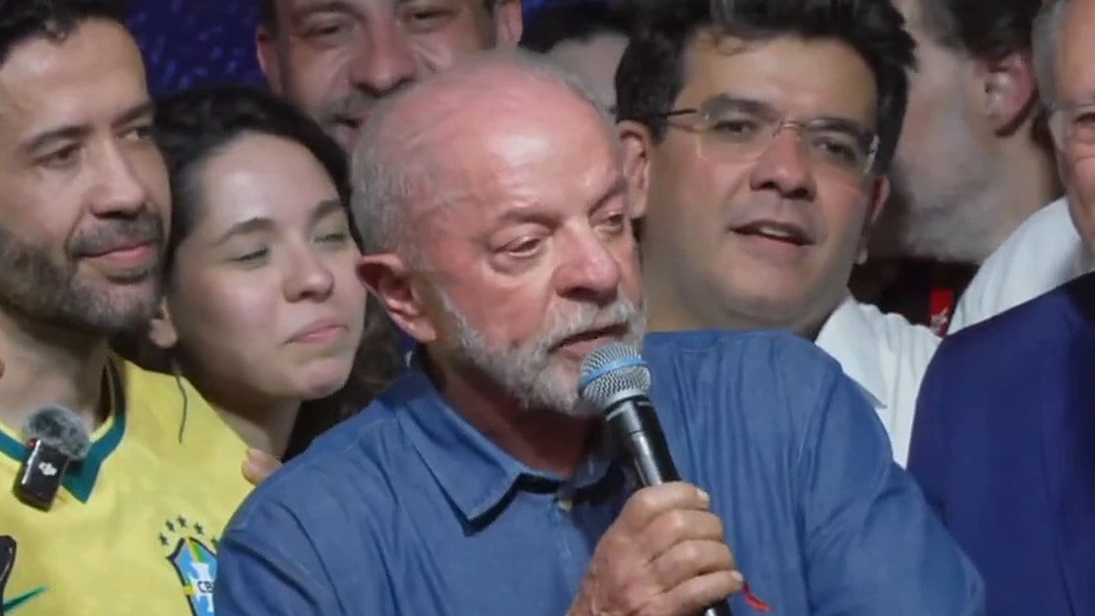 Jornalista com má-fé: Lula reeleito diz que vai falar direto com o povo pelo celular