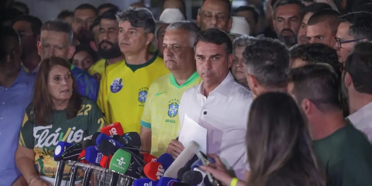 PT aciona STF e pede prisão de Flávio e inclusão de seu nome na Interpol