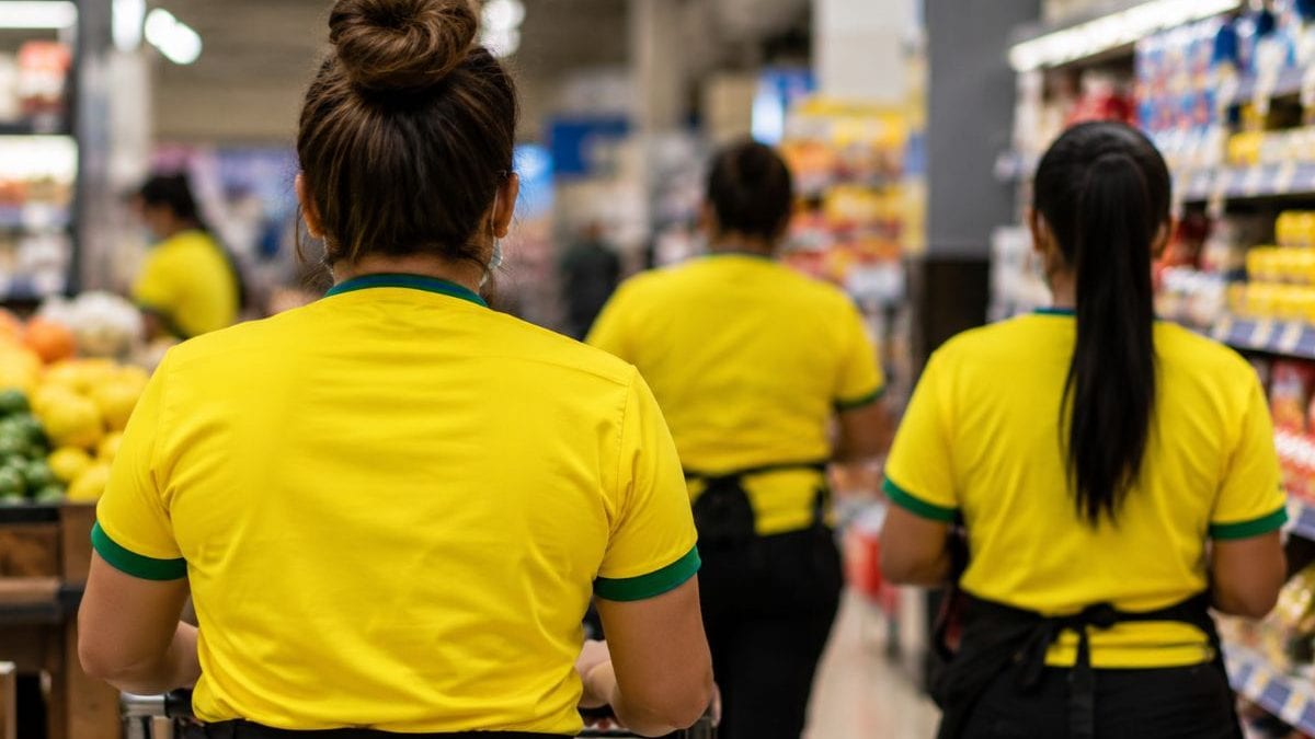 Supermercado troca uniforme vermelho por camisa da Seleção e é processado em R$ 150 mil
