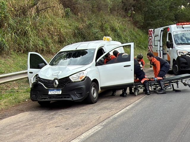 Acidente entre carro e carreta deixa vítima ferida na Santos Dumont